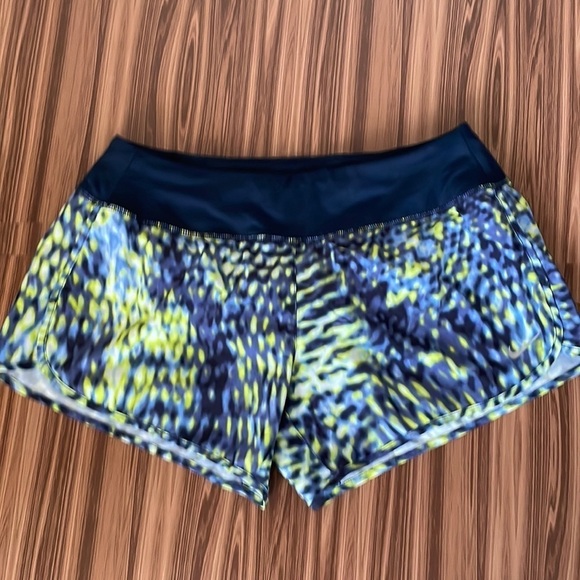 NIKE Dri Fit Running Shorts Size Medium - Picture 1 of 10